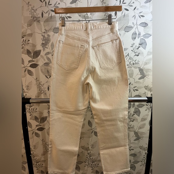 ✨ A&F Curve Love Ultra High Rise 90s Straight Jean✨ - Picture 4 of 4